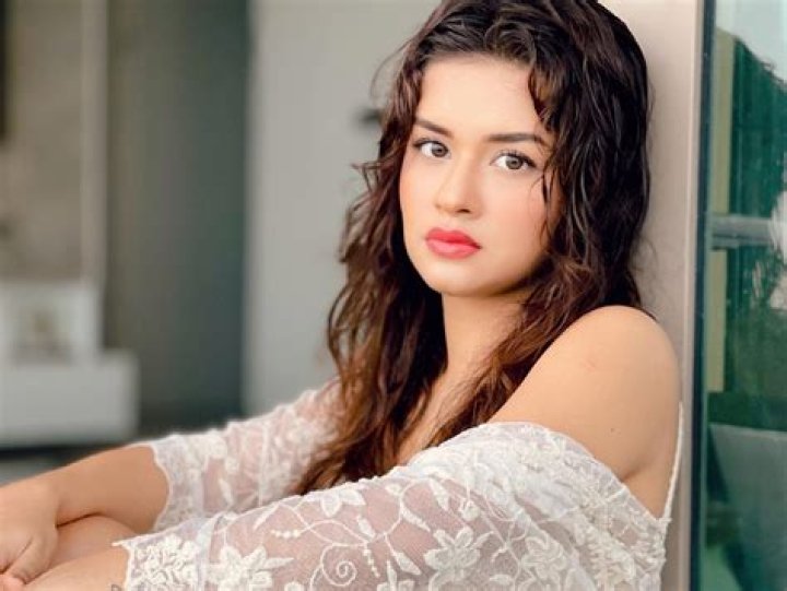 Avneet Kaur faces flak over revealing clothes in Instagram photos, netizens say 'thoda decency rakho' – India TV