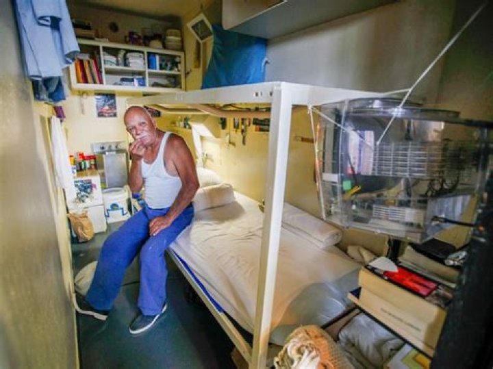 Chicago Inmates Tie Together Bedsheets, Escape Federal Prison