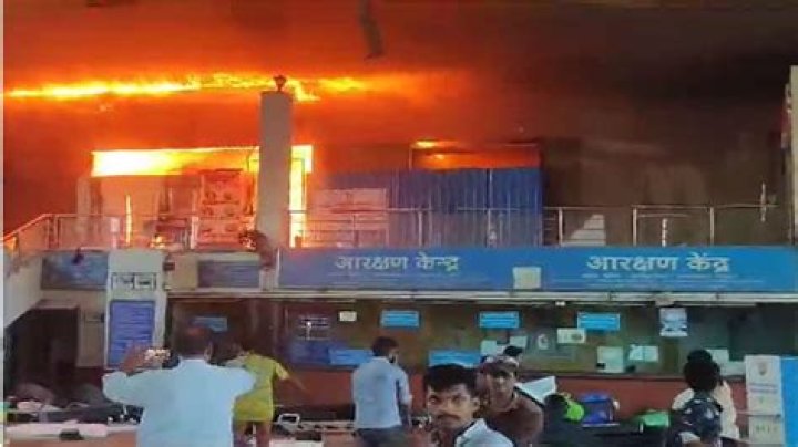 Fire breaks out at Lokmanya Tilak Terminus station, passengers evacuated to safety – India TV
