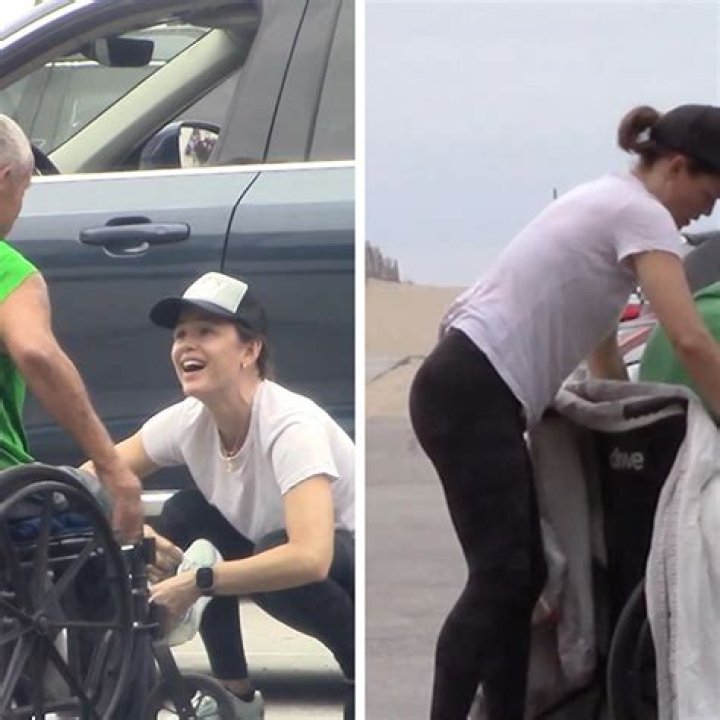 Jennifer Garner spots wheelchair-bound homeless man without shoes – her next move has people in tears